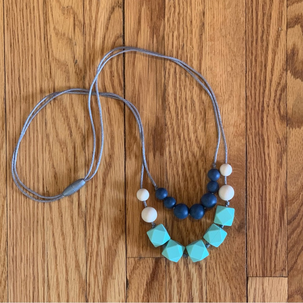 Teething necklace for moms